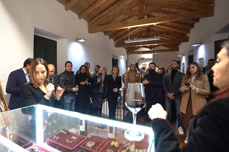 03_Maura_Danese_presenta_le_gemme